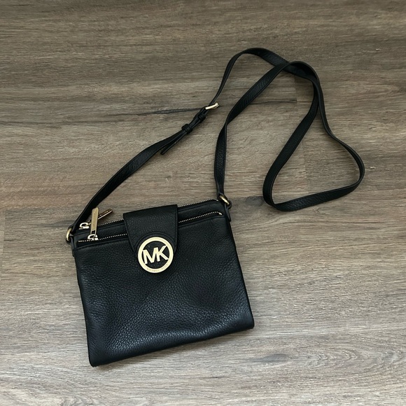 Michael Kors Handbags - Micheal Kors Crossbody